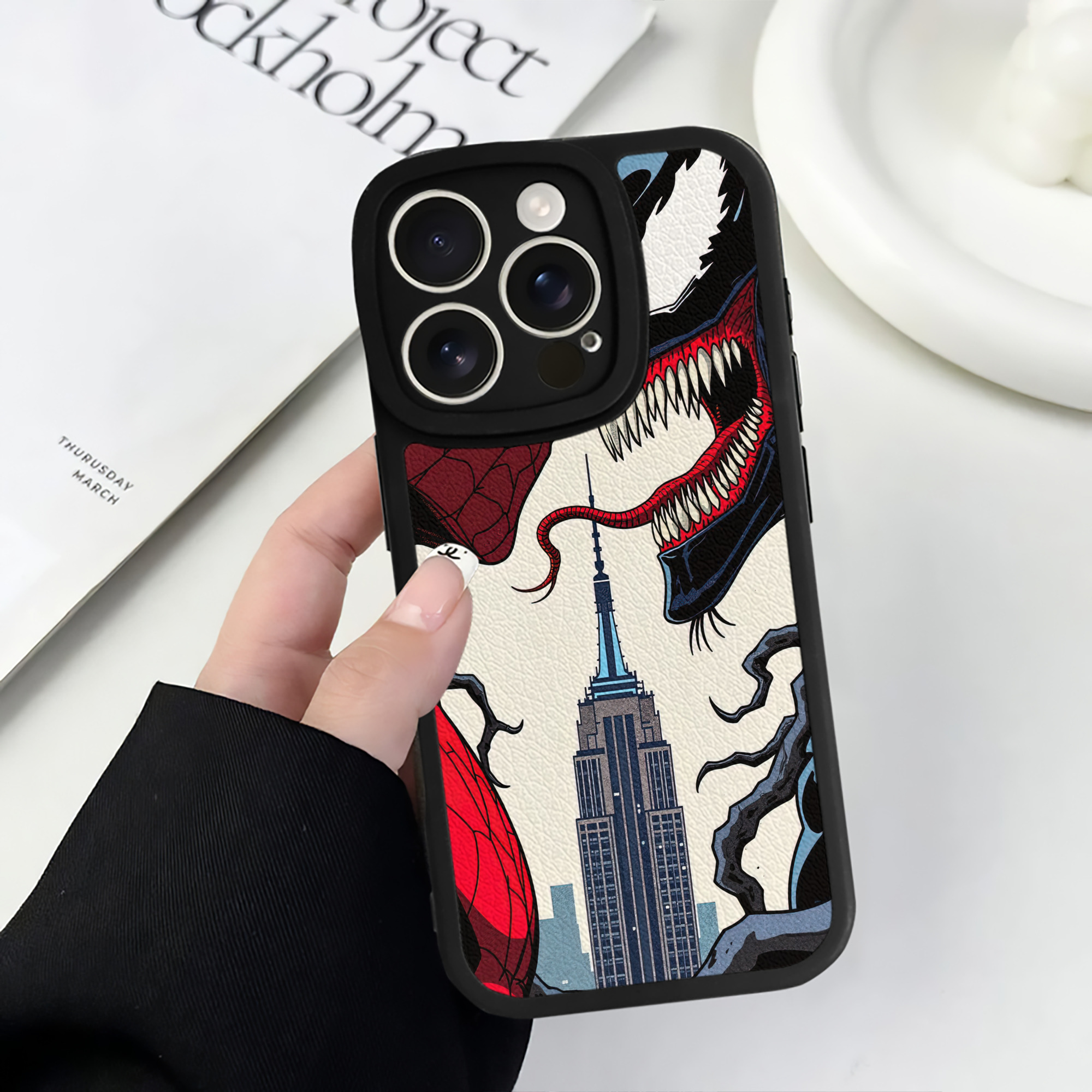 （画像用） Spider Man スパイダーマン 【iPhone 16シリーズ対応】シリコンスマホケース（レザー調） 材質：シリコン